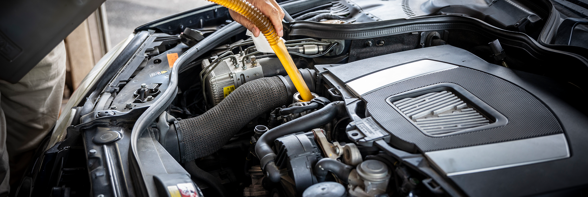 専門スタッフによるレンタカーの整備