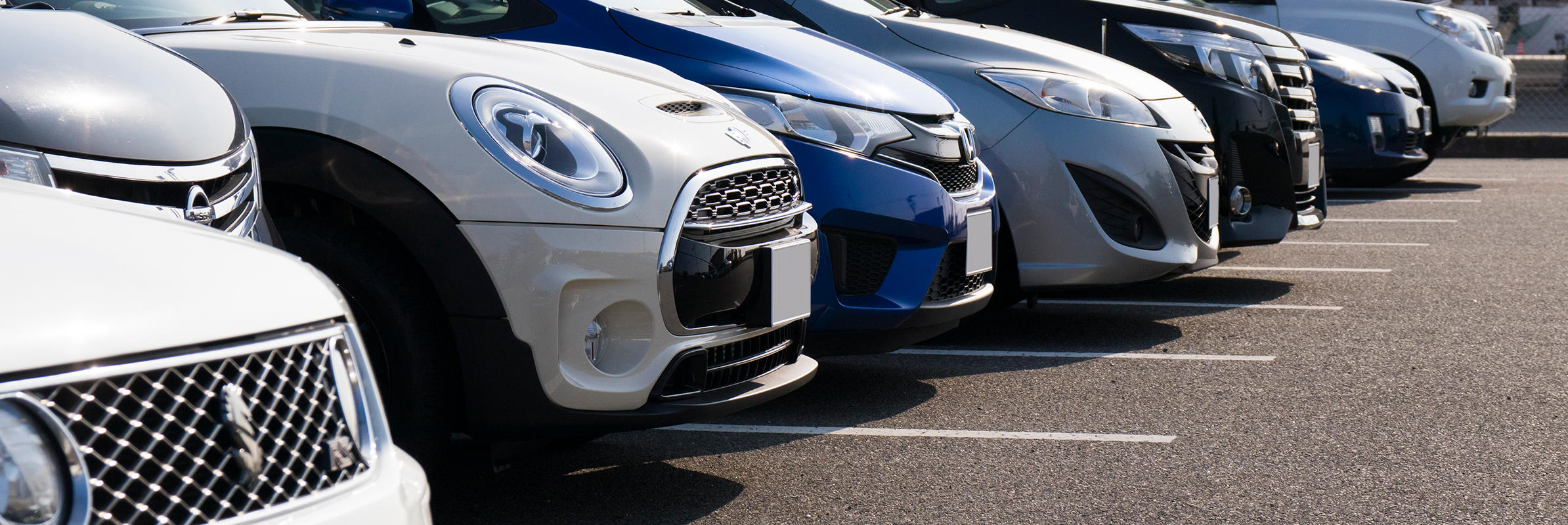 駐車された複数台のレンタカー