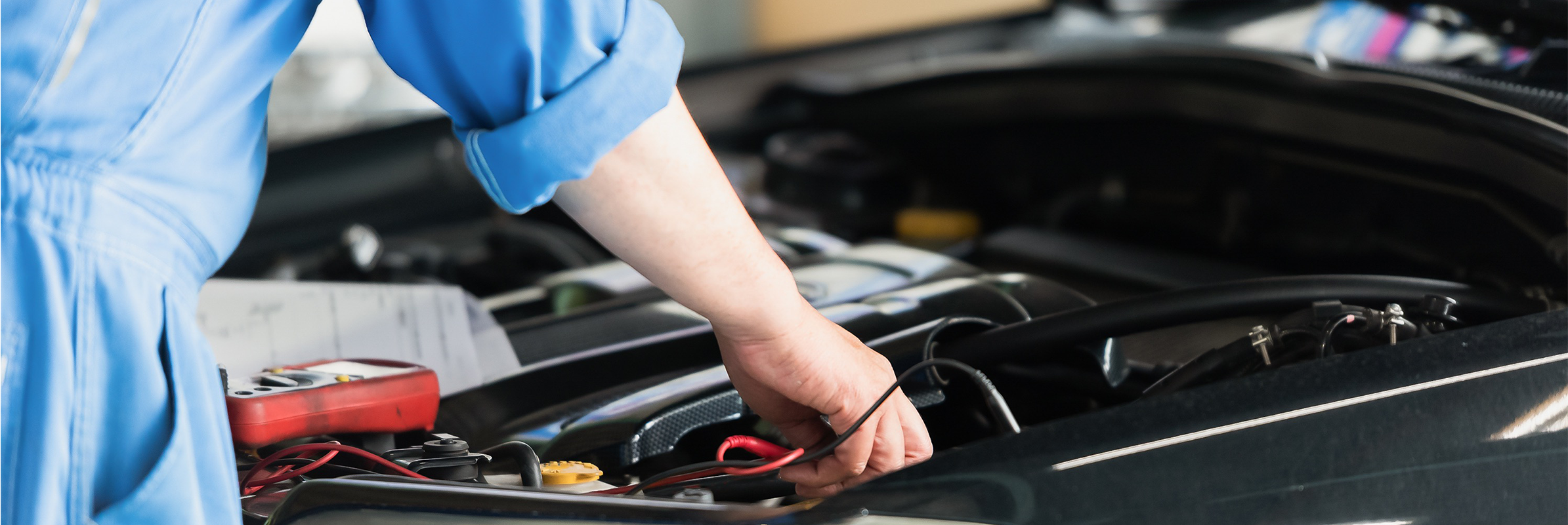 ロードサービスによる故障したレンタカーの応急作業